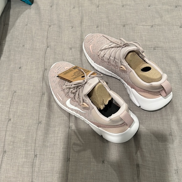 Great Nike free stretch sneakers. Brand New - Picture 2 of 4